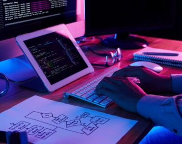 Программист работает за рабочим столом